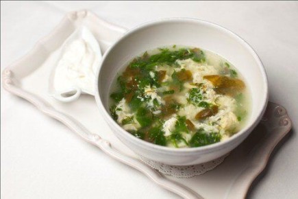 Ароматный суп со щавелем и яйцом для весеннего настроения