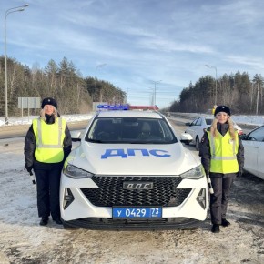 Женский патруль Госавтоинспекции поздравил ульяновских водителей с праздником