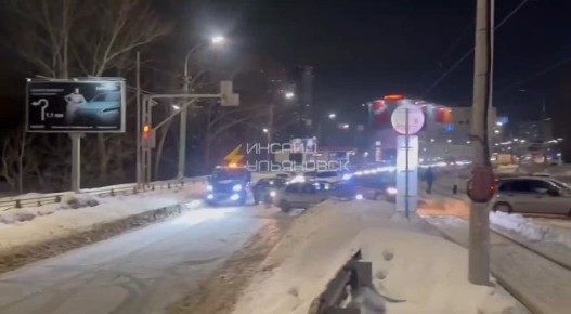 В соцсетях сообщают, что мост на Минаева полностью перекрыт тремя машинами при ДТП