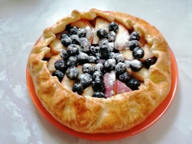 Летняя свежесть на столе: нарядная галета с ягодами и фруктами