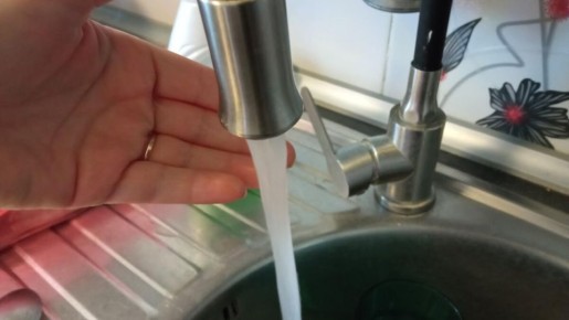 Как одна женщина научилась экономить на водоснабжении и скрывает это от коммунальщиков