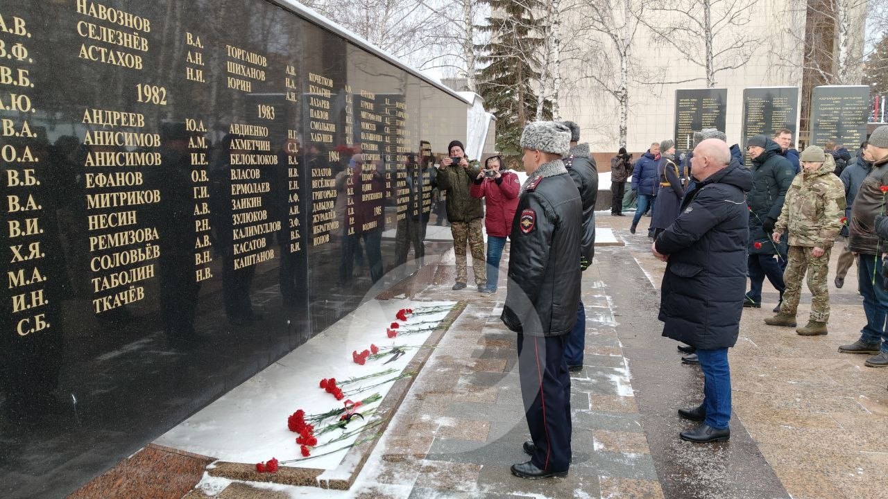 Митинг в честь Дня защитника Отечества прошёл у Обелиска Славы Митинг в честь Дня защитника Отечества прошёл у Обелиска Славы