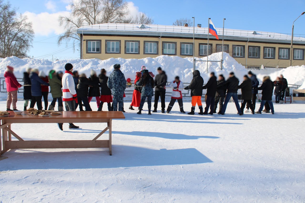 Тянули канат, пели песни и ели блины Тянули канат, пели песни и ели блины