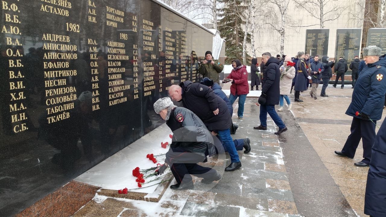 Митинг в честь Дня защитника Отечества прошёл у Обелиска Славы Митинг в честь Дня защитника Отечества прошёл у Обелиска Славы