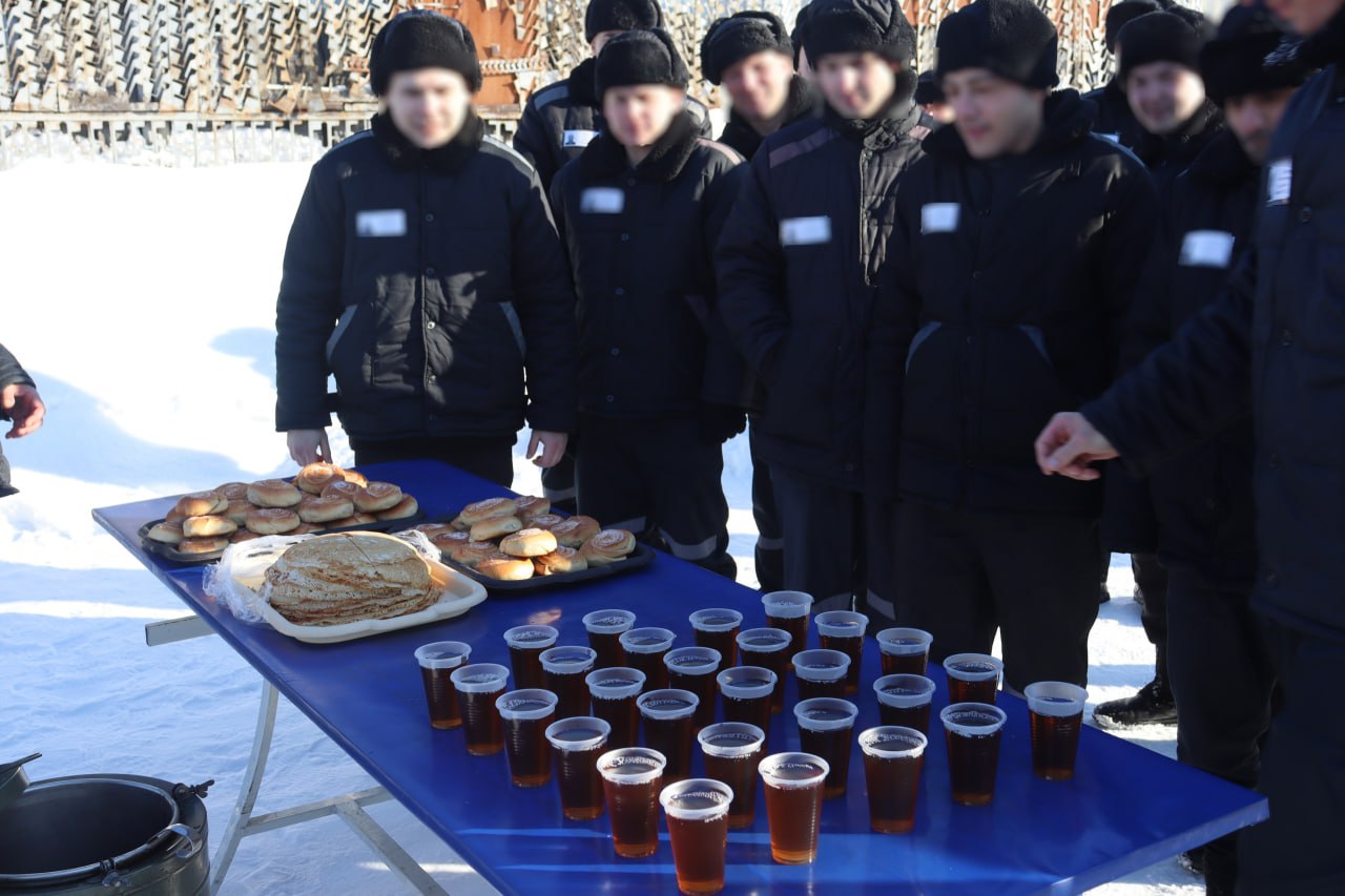 Тянули канат, пели песни и ели блины Тянули канат, пели песни и ели блины