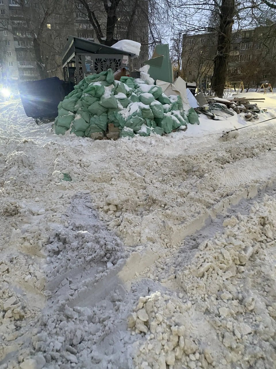 От подписчиков.. Улица Строителей по истине носит говорящее название! Когда только все это закончится? Кто и главное когда примет меры? Откликнитесь администрация! Разъясните народу правила утилизации своего строительного... От подписчиков.. Улица Строителей по истине носит говорящее название! Когда только все это закончится? Кто и главное когда примет меры? Откликнитесь администрация! Разъясните народу правила утилизации своего строительного...