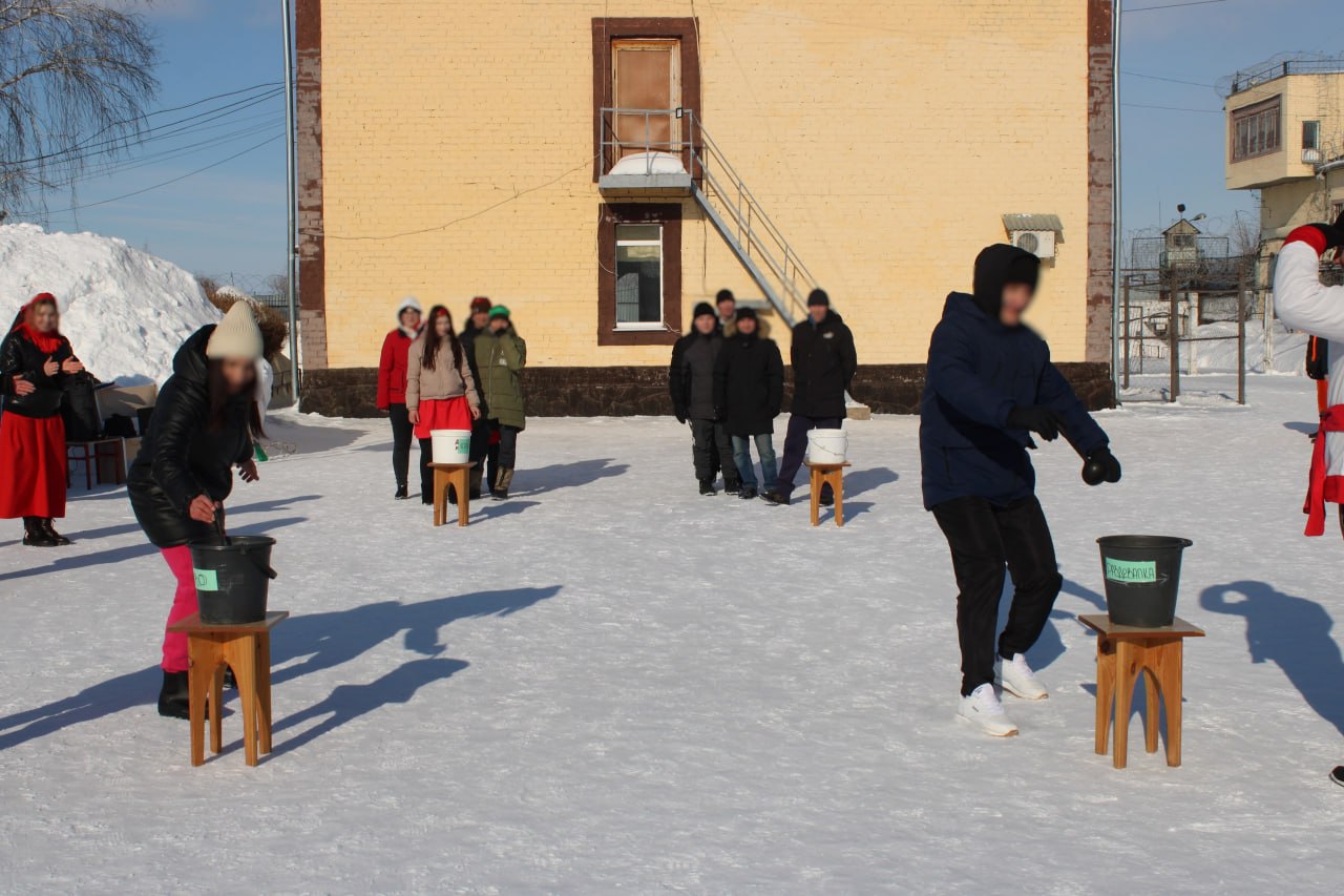 Тянули канат, пели песни и ели блины Тянули канат, пели песни и ели блины
