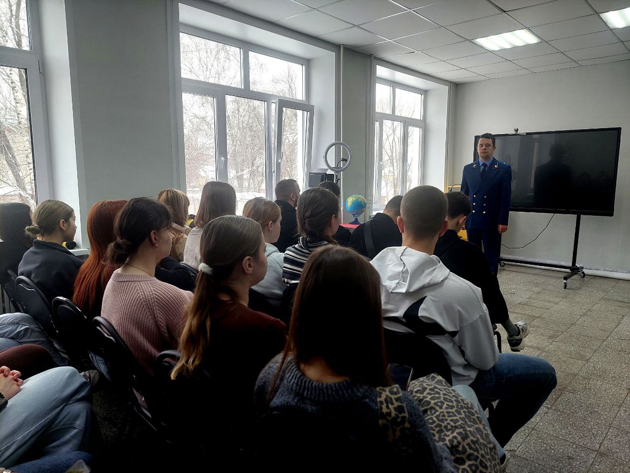 В рамках реализации мероприятий по правовому просвещению и правовому информированию старший помощник прокурора Заволжского района г. Ульяновска Ткаченко А.А. встретился с учащимися ОГБПОУ «Ульяновский педагогический колледж»