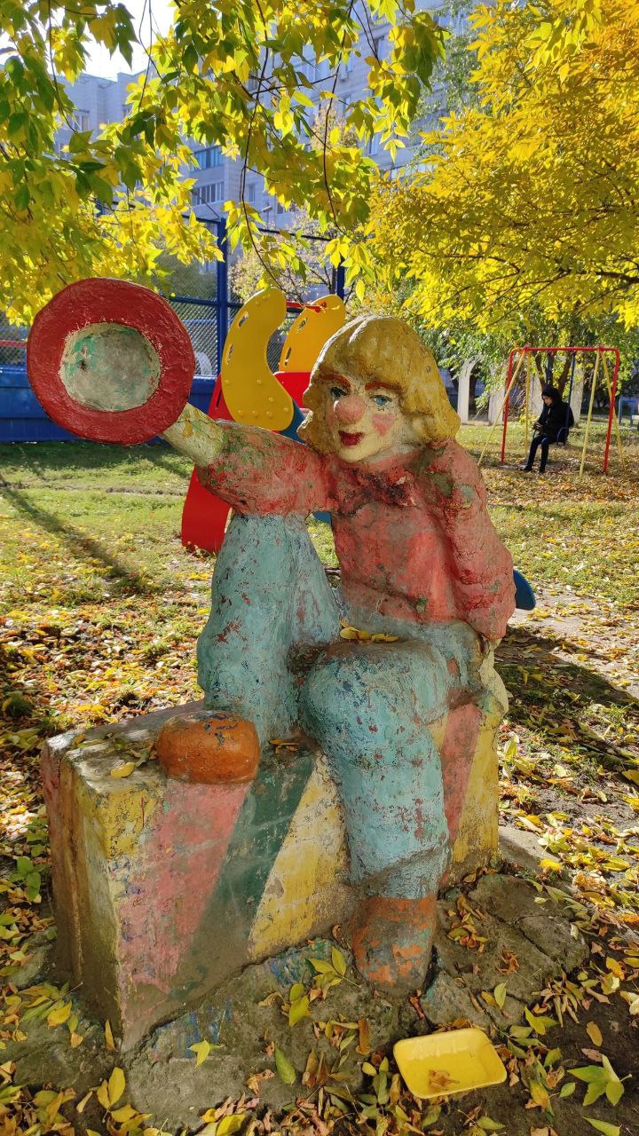 Ульяновцы из дома на Крымова просят убрать скульптуры циркачей из их двора Ульяновцы из дома на Крымова просят убрать скульптуры циркачей из их двора