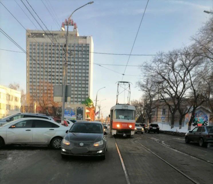 Из-за столкновения автомобилей на ул. Спасской и «мастера парковки» на ул. Верхнеполевой, трамваи временно едут в объезд в сторону Центра города через 19-й Микрорайон Из-за столкновения автомобилей на ул. Спасской и «мастера парковки» на ул. Верхнеполевой, трамваи временно едут в объезд в сторону Центра города через 19-й Микрорайон
