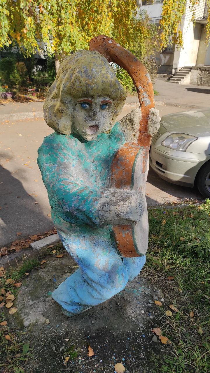 Ульяновцы из дома на Крымова просят убрать скульптуры циркачей из их двора Ульяновцы из дома на Крымова просят убрать скульптуры циркачей из их двора