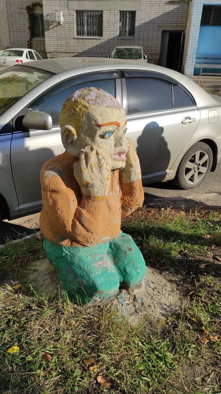 Ульяновцы из дома на Крымова просят убрать скульптуры циркачей из их двора Ульяновцы из дома на Крымова просят убрать скульптуры циркачей из их двора