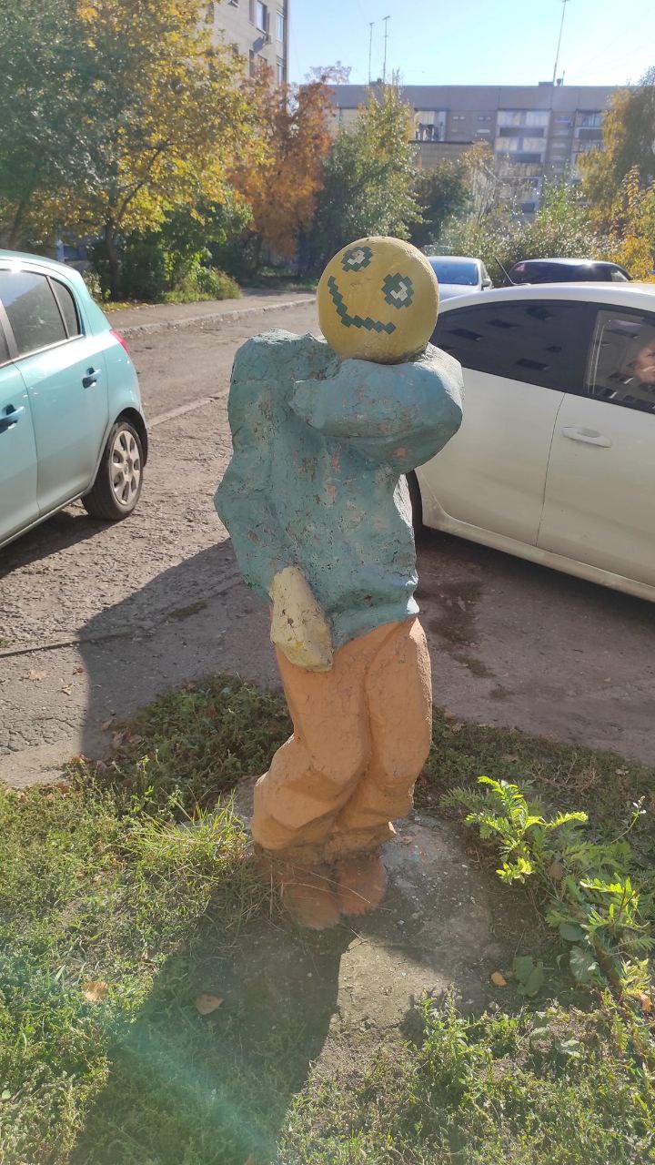 Ульяновцы из дома на Крымова просят убрать скульптуры циркачей из их двора Ульяновцы из дома на Крымова просят убрать скульптуры циркачей из их двора