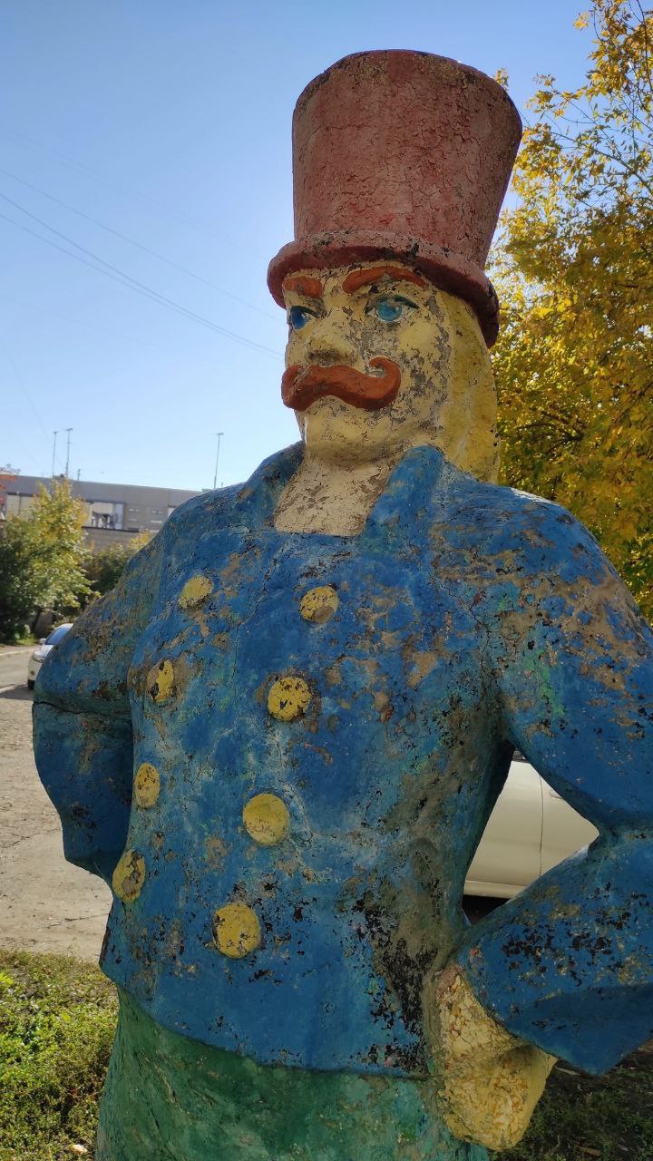 Ульяновцы из дома на Крымова просят убрать скульптуры циркачей из их двора Ульяновцы из дома на Крымова просят убрать скульптуры циркачей из их двора