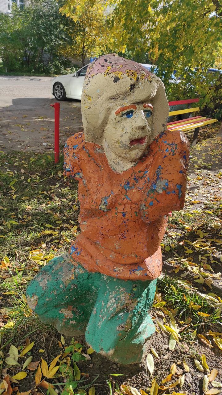 Ульяновцы из дома на Крымова просят убрать скульптуры циркачей из их двора Ульяновцы из дома на Крымова просят убрать скульптуры циркачей из их двора