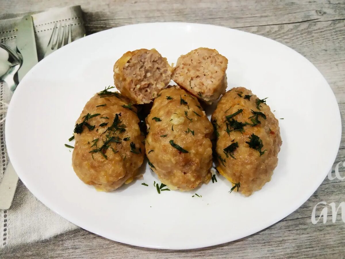 Нежные и сочные мясные котлеты с овсянкой, запеченные до золотистой корочки