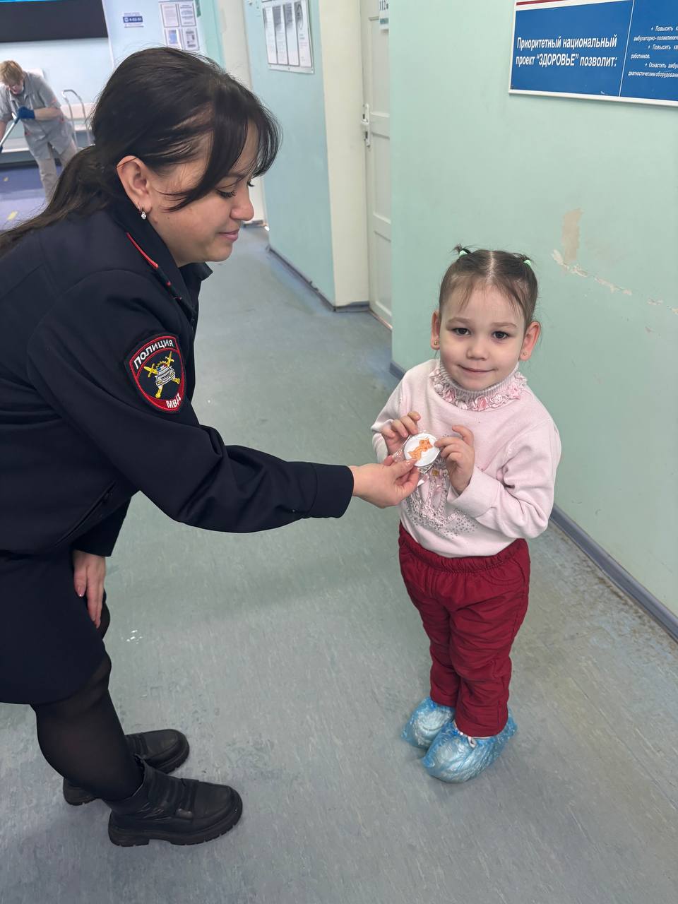 Использование световозвращающих элементов — одна из мер, позволяющих сделать пешехода заметным в темное время суток и в условиях недостаточной видимости Использование световозвращающих элементов — одна из мер, позволяющих сделать пешехода заметным в темное время суток и в условиях недостаточной видимости