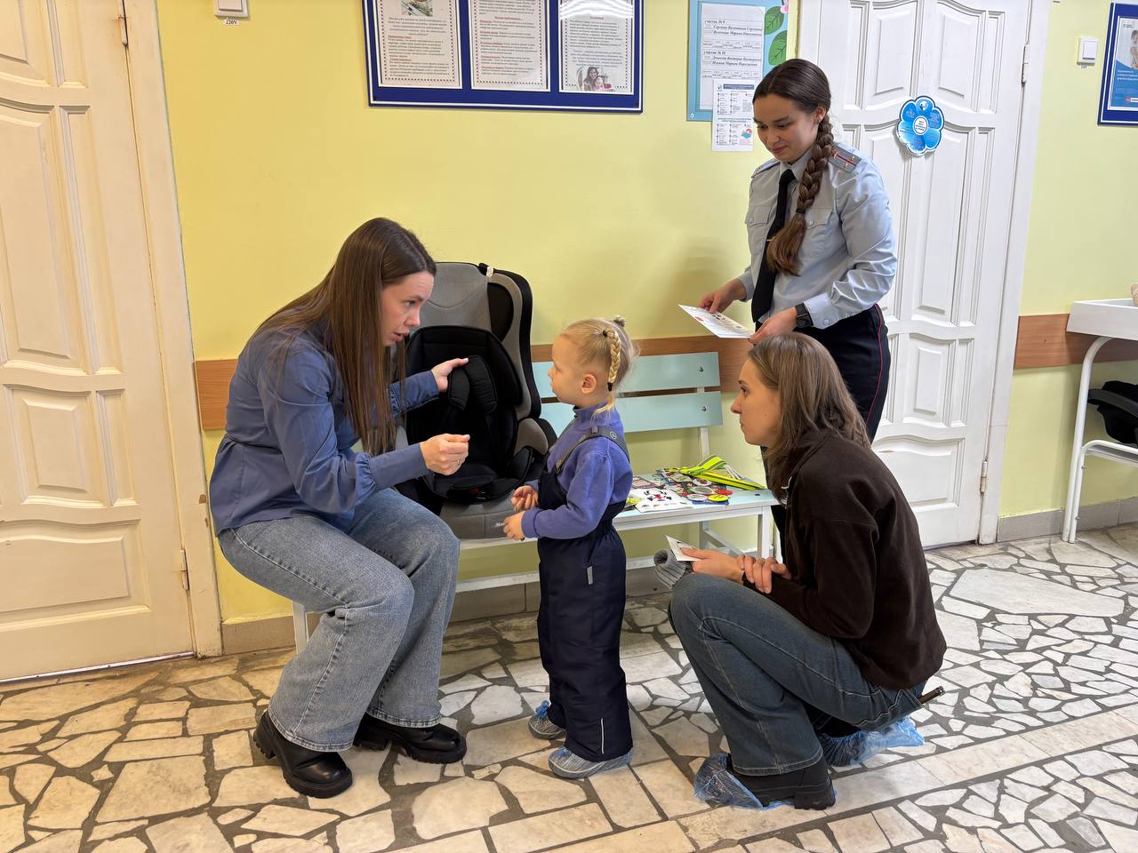 В ходе проведения мероприятия сотрудники Госавтоинспекции и Дирекции безопасности дорожного движения рассказали детям и их родителям о видах детских удерживающих устройств, способах крепления и установке их в салоне... В ходе проведения мероприятия сотрудники Госавтоинспекции и Дирекции безопасности дорожного движения рассказали детям и их родителям о видах детских удерживающих устройств, способах крепления и установке их в салоне...