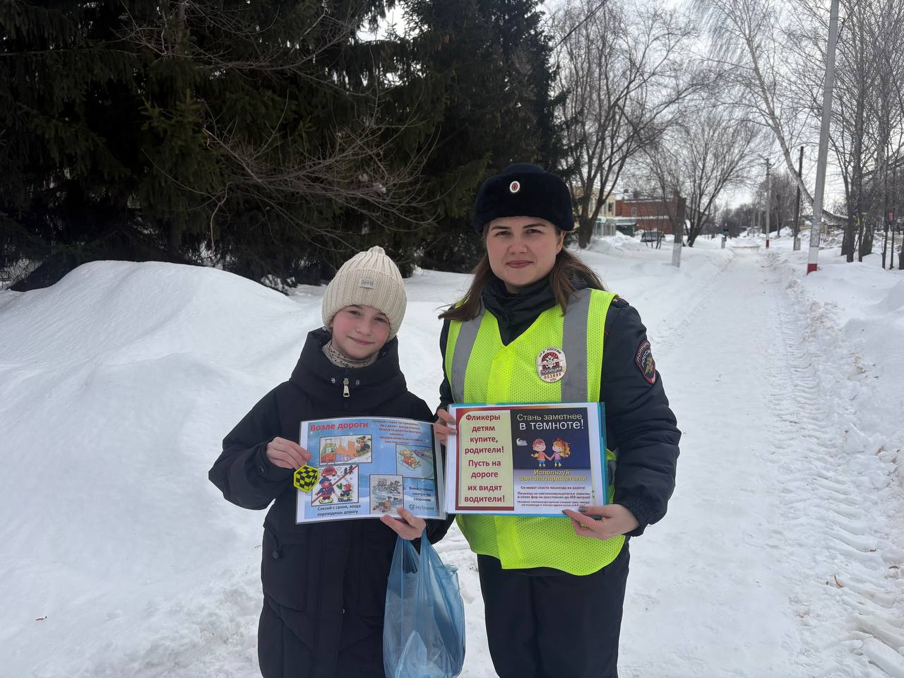 При проведении разъяснительной работы сотрудники Госавтоинспекции напомнили несовершеннолетним пешеходам и их родителям о недопустимости перехода проезжей части в неустановленных местах и о том, как нужно правильно оценивать... При проведении разъяснительной работы сотрудники Госавтоинспекции напомнили несовершеннолетним пешеходам и их родителям о недопустимости перехода проезжей части в неустановленных местах и о том, как нужно правильно оценивать...