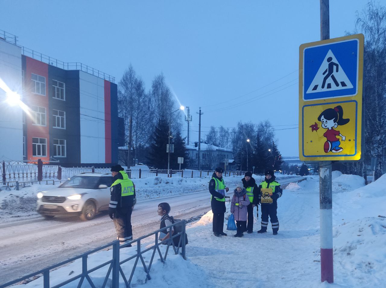 При проведении разъяснительной работы сотрудники Госавтоинспекции напомнили несовершеннолетним пешеходам и их родителям о недопустимости перехода проезжей части в неустановленных местах и о том, как нужно правильно оценивать...