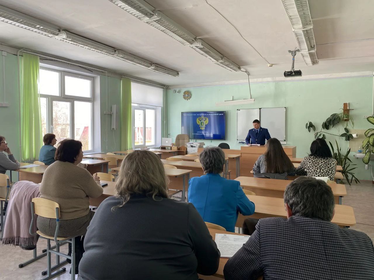 123 В рамках реализации мероприятий по правовому просвещению и правовому информированию заместитель прокурора Барышского района Веткасов А.С. встретился с директорами 12 образовательных организаций района