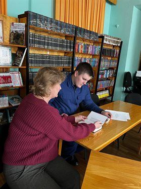 В Павловском районе помощник прокурора проверяет местные библиотеки на наличие книг иноагентов