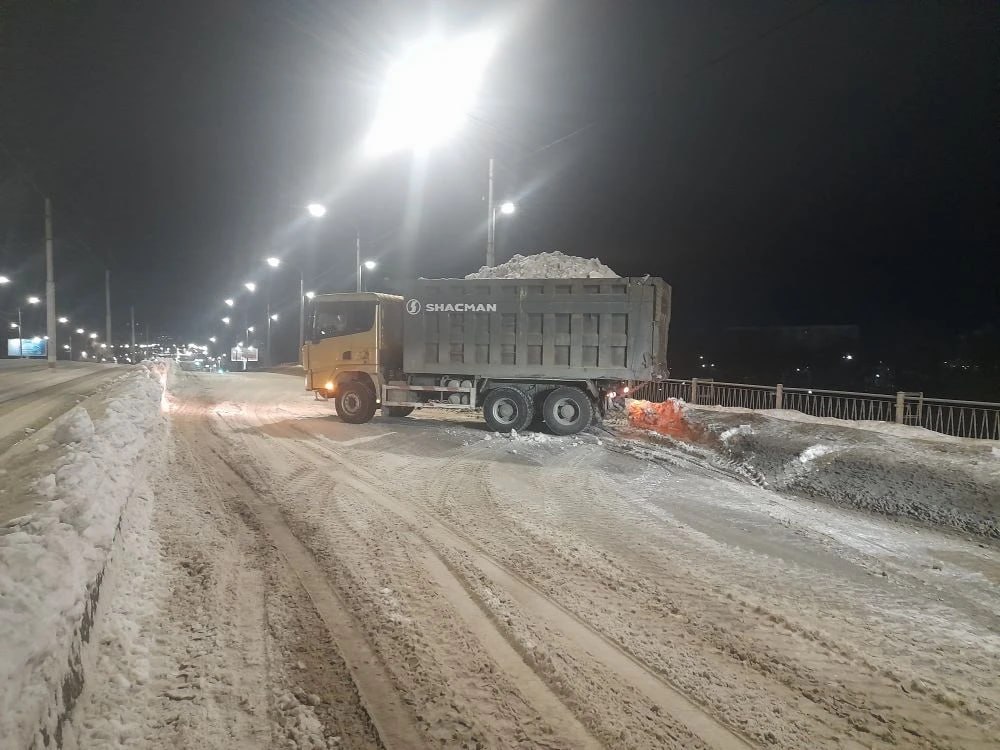 За прошедшие сутки с улиц Ульяновска вывезено 270 самосвалов снега За прошедшие сутки с улиц Ульяновска вывезено 270 самосвалов снега