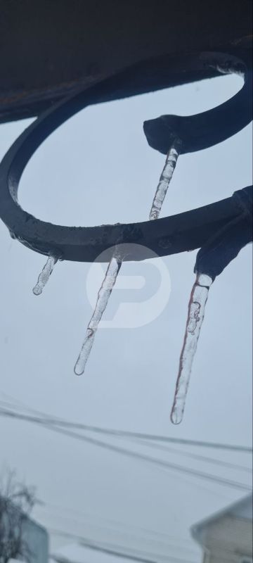 От подписчика:. «Жители — мэру Болдакину: давно наш Ульяновск не был таким заброшенным! Тротуары засыпаны снежной кашей и песком. Нет зарплат, лопат и дворников, техники и водителей? А еще нет уважения к людям и городу...»...