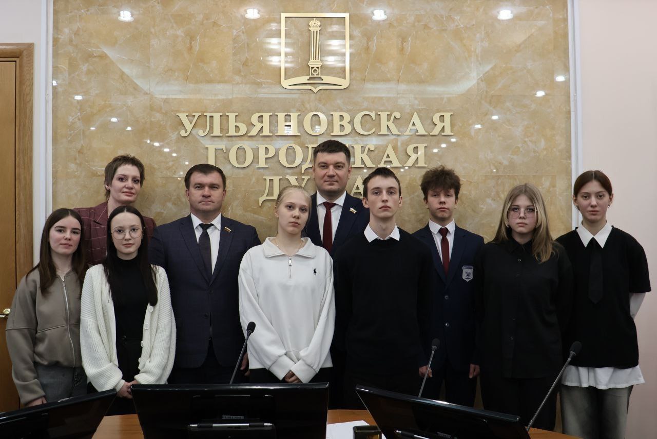 Илья Ножечкин вручил главный документ юным ульяновцам Илья Ножечкин вручил главный документ юным ульяновцам