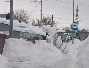 Глыбы снега в Ульяновске парализуют движение трамваев, сносят козырьки у подъездов и грозятся убить людей