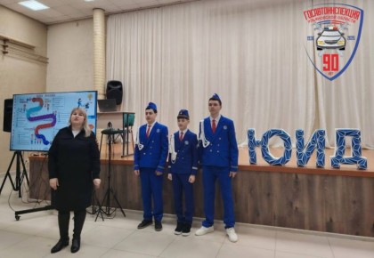 Пятиклассникам не только напомнили о безопасности на дороге, но и рассказали об истории движения юных инспекторов движения в Ульяновской области