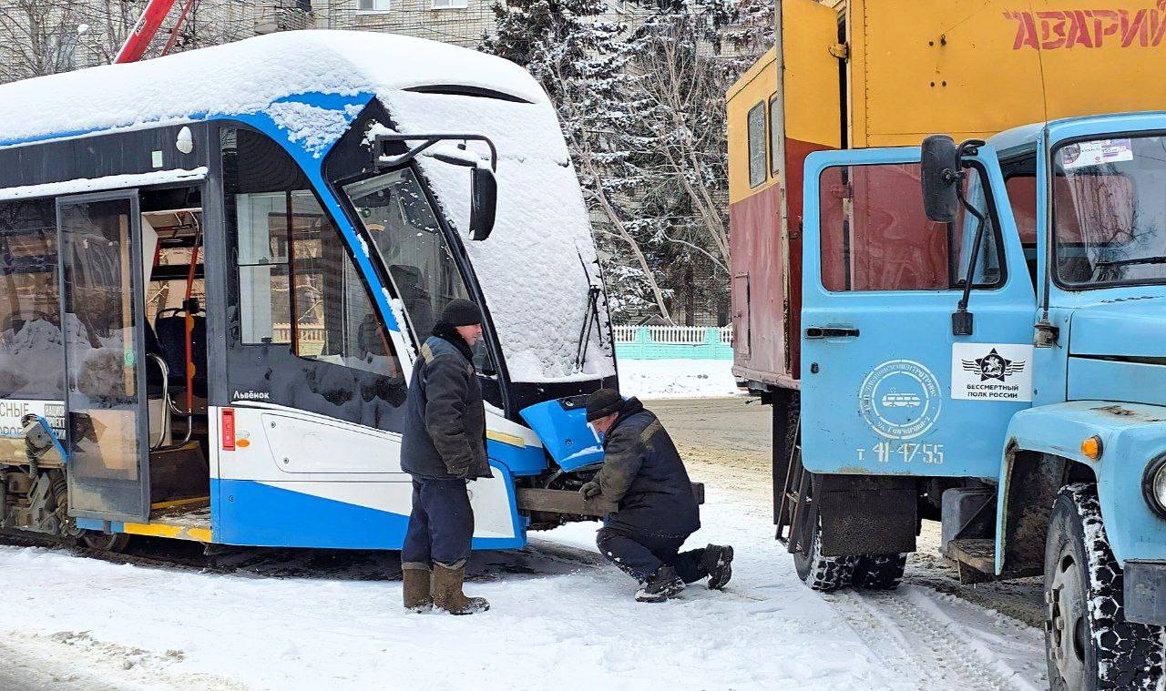 У «Львёнка» сломался колёсный бандаж, по-простому — «пробило колесо» У «Львёнка» сломался колёсный бандаж, по-простому — «пробило колесо»