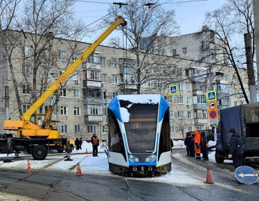 А вы видели трамвай, который смотрит в небо? Как и обещали, делимся кадрами завершения трамвайного шиномонтажа в полевых условиях, который проходил сегодня днём на улице Верхнеполевой