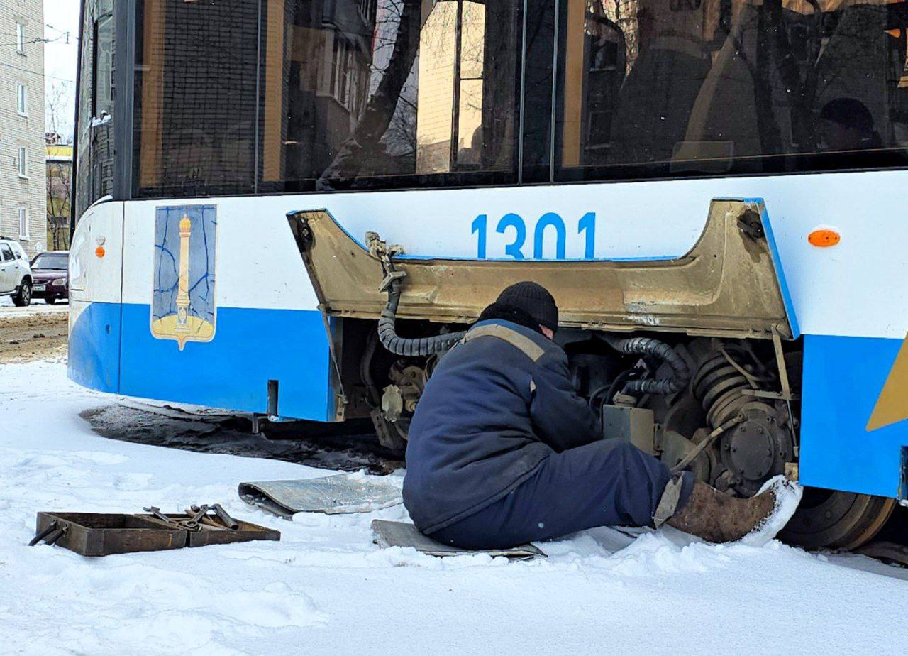 У «Львёнка» сломался колёсный бандаж, по-простому — «пробило колесо» У «Львёнка» сломался колёсный бандаж, по-простому — «пробило колесо»