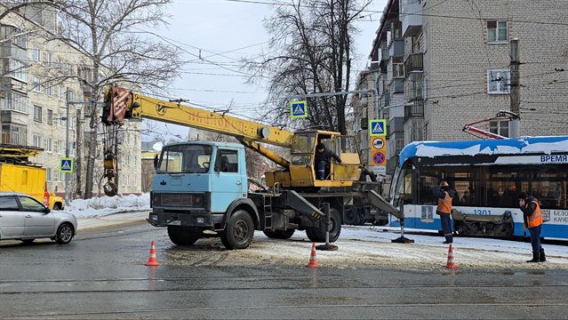 Трамваи временно приостановили движение через «Дамбу»