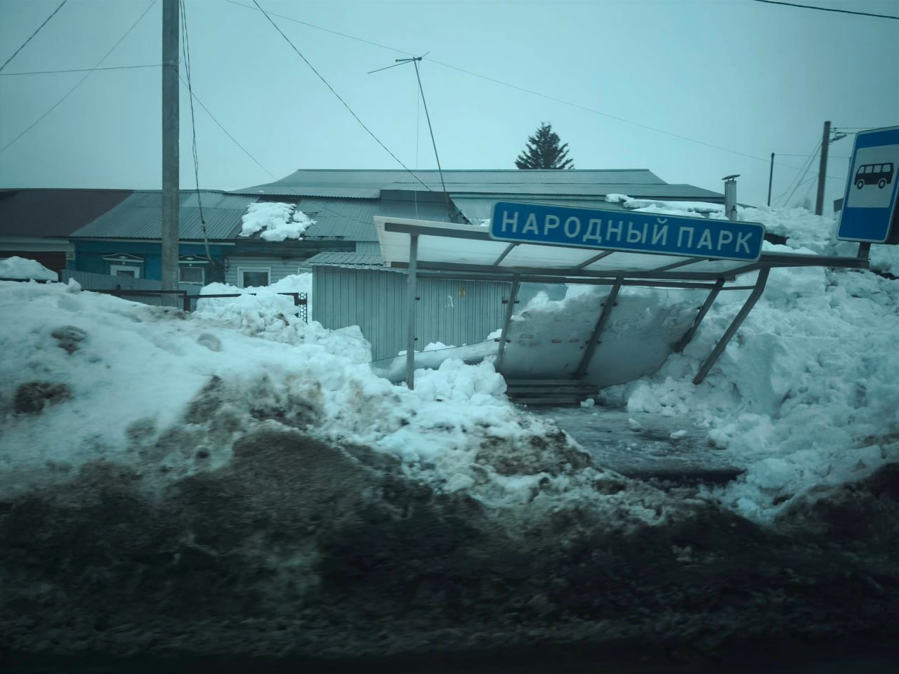 Администрация Ульяновска привлечёт к ответственности собственника частного дома за повреждение остановочного павильона на Мостовой