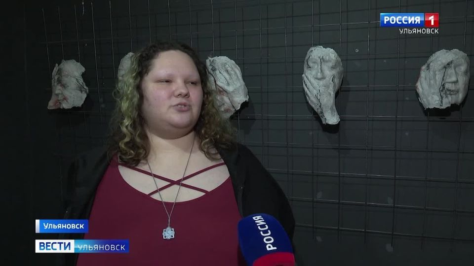 Необычные скульптуры, огромные порталы и сферы - удивительные экспонаты собраны на новой выставке "Мы все обязаны друг другу" в Молодёжном центре современного искусства