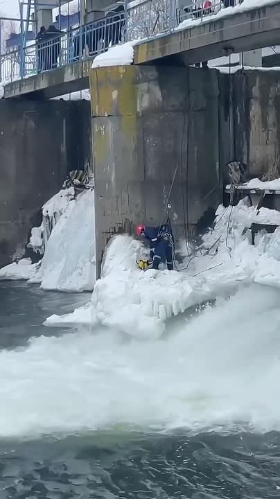 Ульяновские спасатели помогли подготовить плотину в Ишеевке к паводку