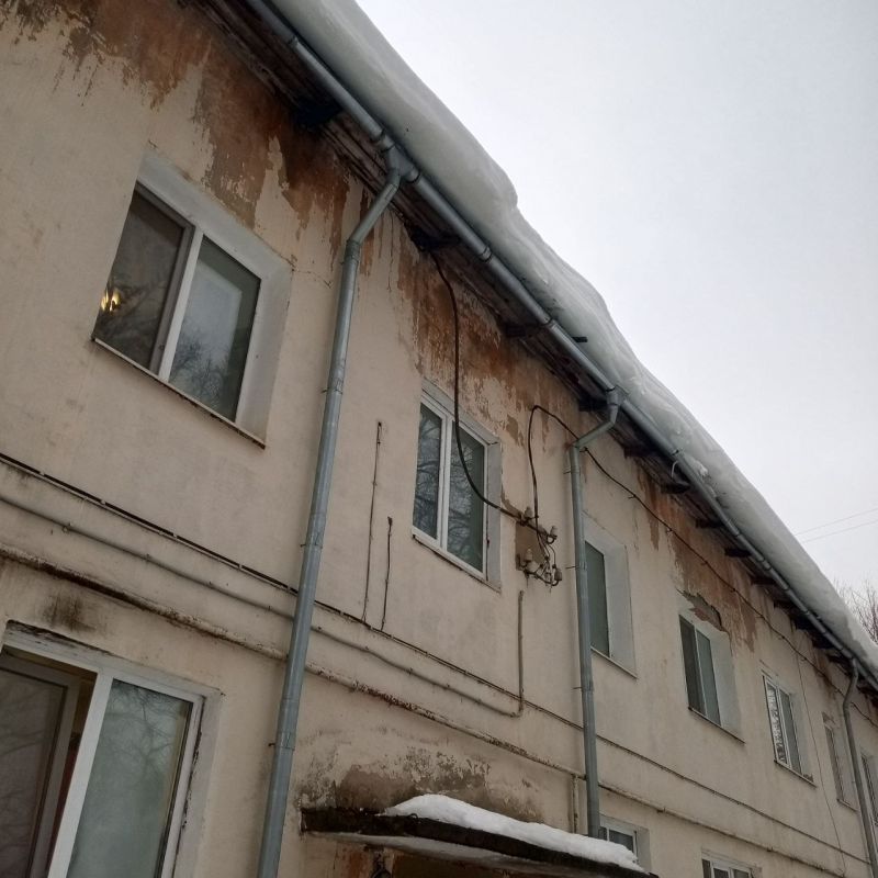 Верхняя терраса, ул. Балтийская — снег опасно свисает с крыш