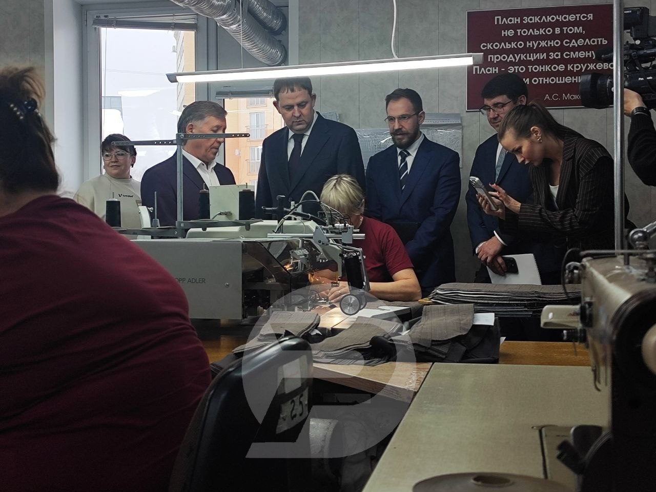 Иван Куликов продолжил свой визит в нашу область в Ульяновске, где высоко оценил потенциал легкой промышленности, особенно отметив ульяновскую швейную фабрику Иван Куликов продолжил свой визит в нашу область в Ульяновске, где высоко оценил потенциал легкой промышленности, особенно отметив ульяновскую швейную фабрику