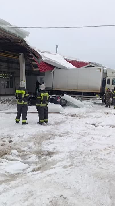 Глыба льда свалилась на автомобили с крыши сейчас на Гая 100