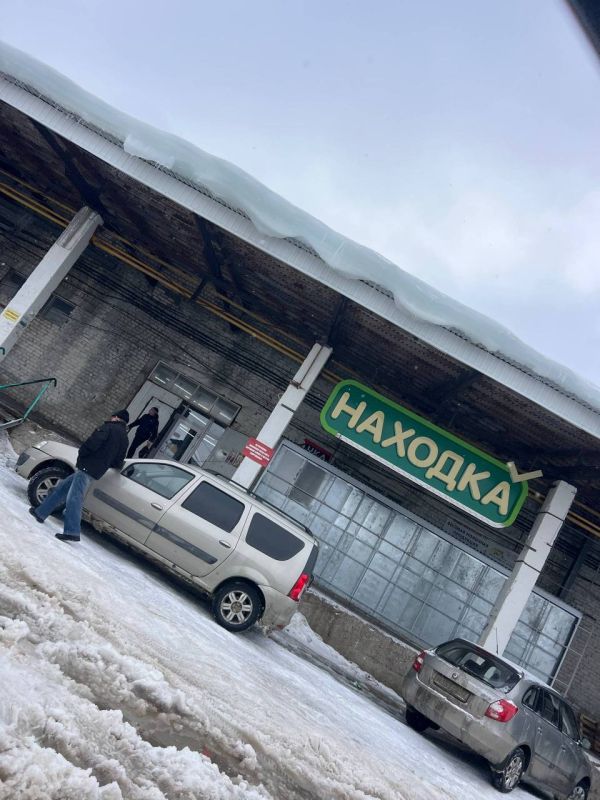 Кстати, несколько дней назад подписчики ТГ-канала «Косаринова пишет» обращали внимание на проблемы с кровлей — судя по всему, именно на этом ангаре