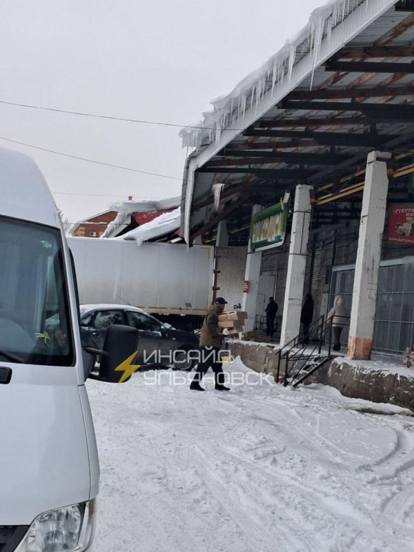 ЧП произошло на Гая, 100.. В соцсетях сообщают, что лёд съехал с крыши на припаркованные машины