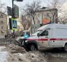 Машина скорой помощи въехала в ограждение на перекрестке Нариманова и Кролюницкого
