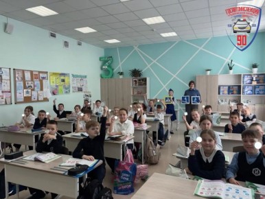 Завершающим этапом стала тренировка на регулируемом пешеходном переходе, расположенном вблизи учебного заведения