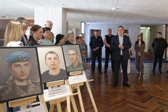 В здании Законодательного собрания открылась выставка портретов погибших участников СВО