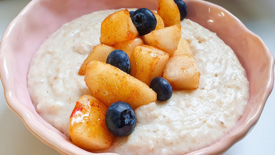 Овсянка с яблоками и корицей: ресторанный секрет на завтрак
