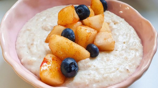 Овсянка с яблоками и корицей: ресторанный секрет на завтрак