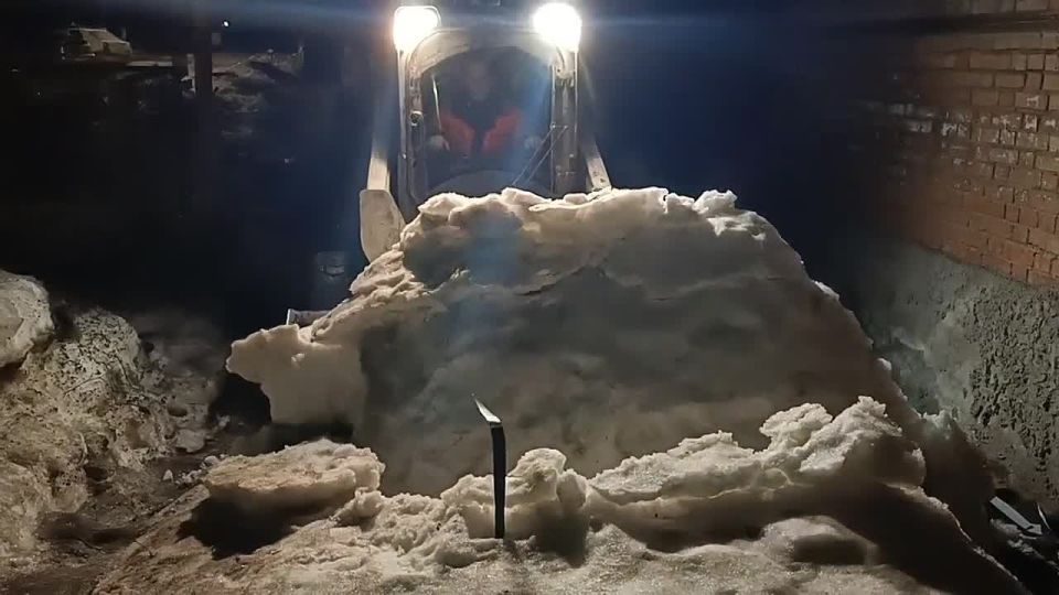 За прошедшие сутки в Ульяновске вывезли 38 рейсов смёта и отремонтировали более 80 кв. м дорог Глава Ульяновска Александр Болдакин поручил муниципальным службам сохранять высокий темп ремонта и уборки улично-дорожной сети....