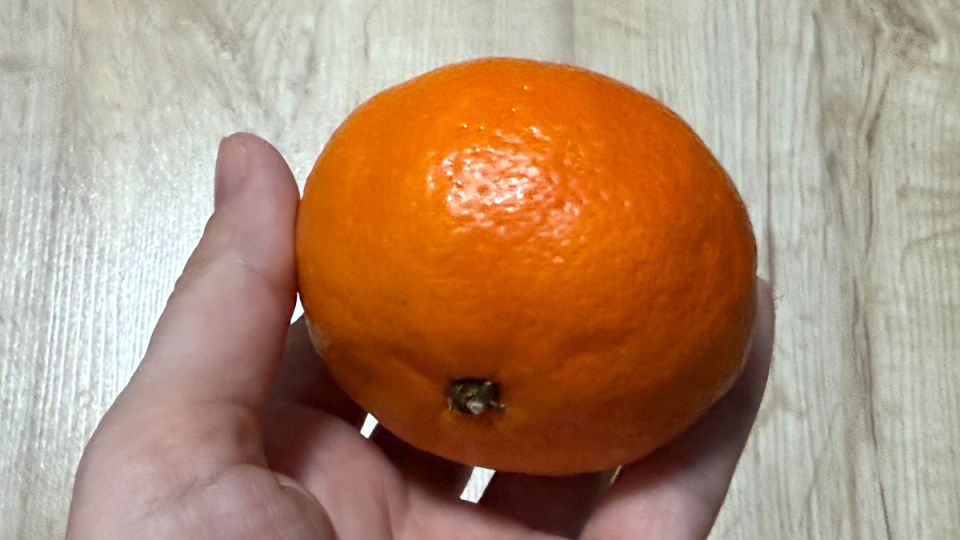 Неожиданный способ сделать сок из одного апельсина